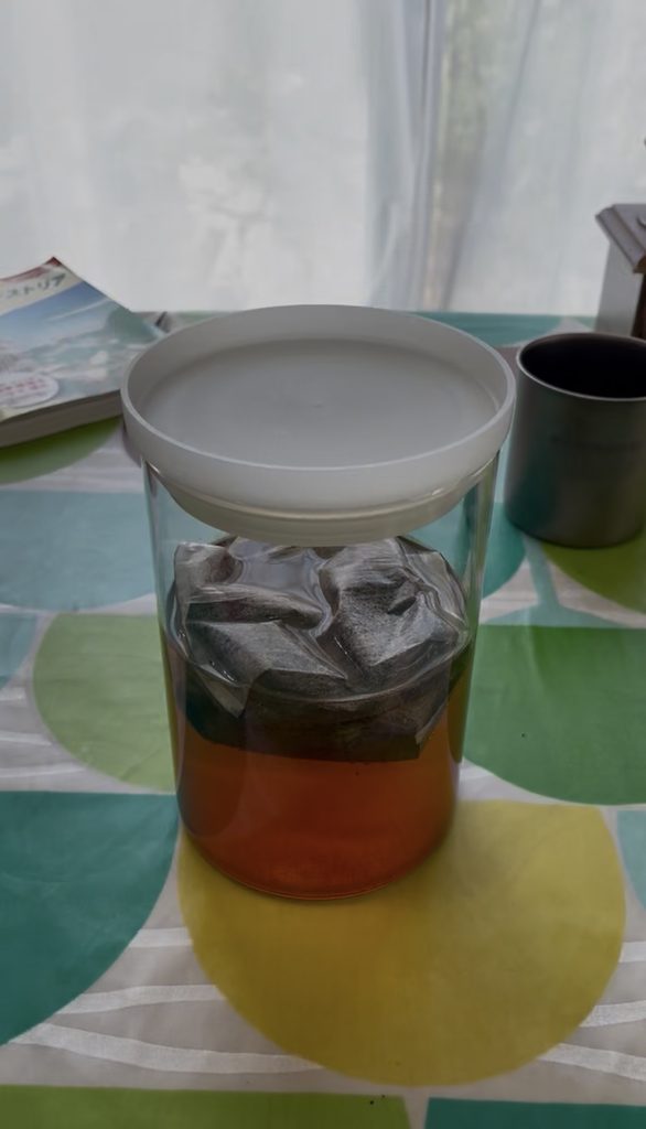 コーヒー粉を入れた2枚のお茶パックを水に浸して作る水出しコーヒー