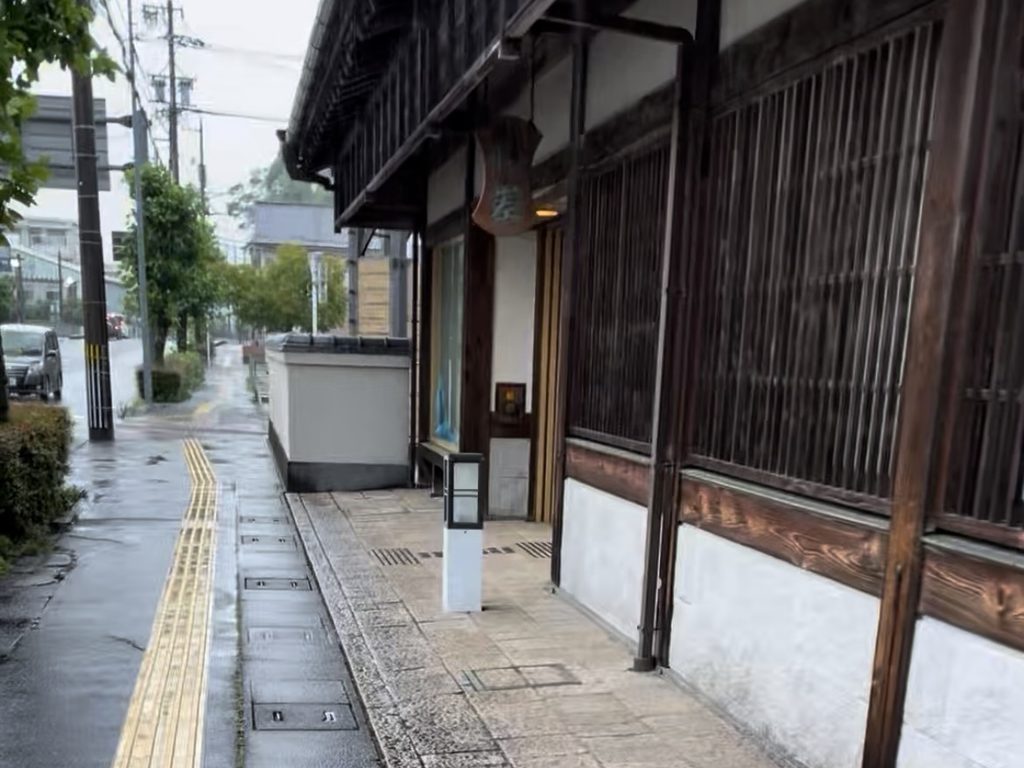 雨の掛川を歩く街並み