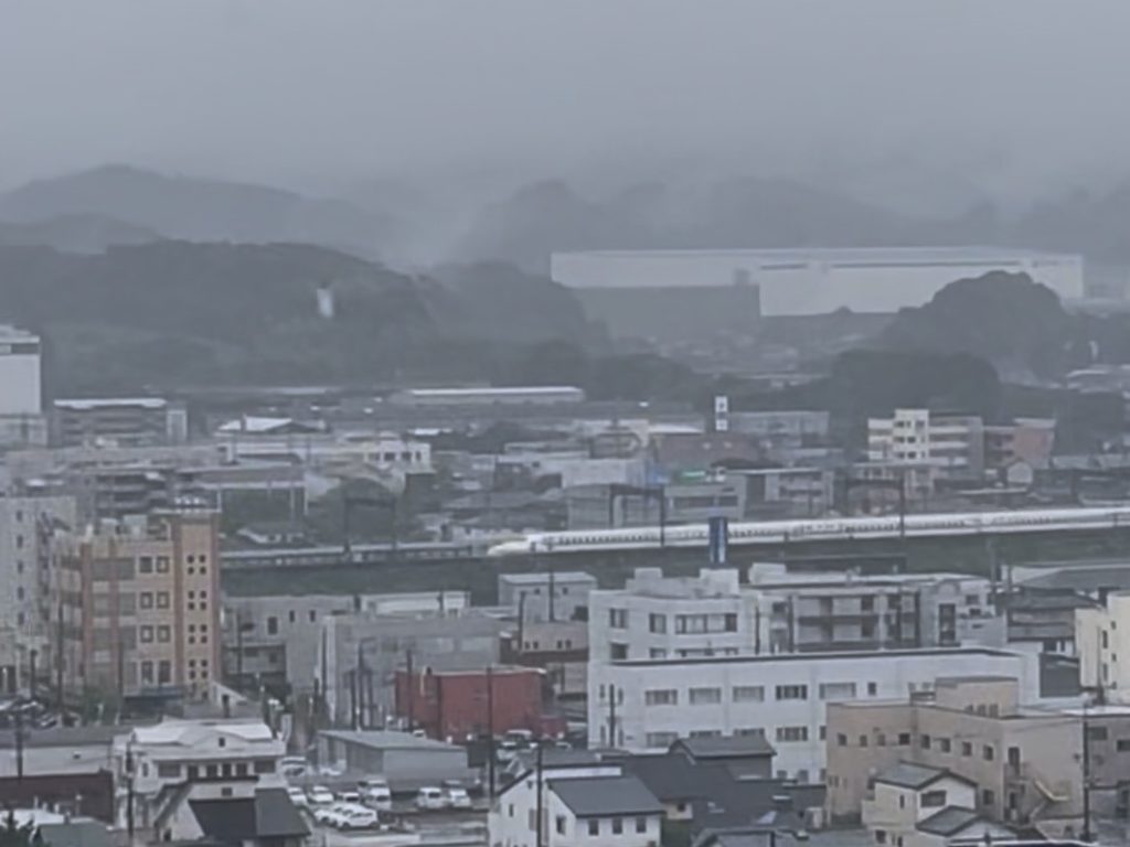 掛川城の天守閣から見えた新幹線と掛川の街