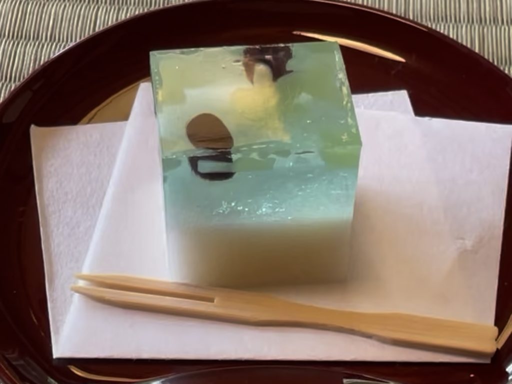 二層に分かれた掛川のお菓子