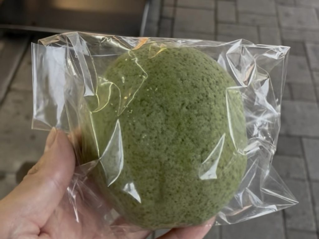 掛川で購入した緑色の掛川茶メロンパン