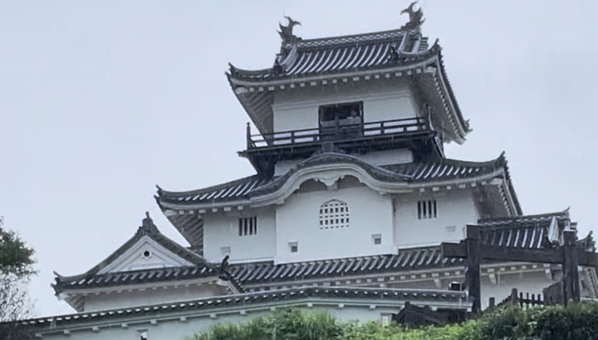 雨の日に訪れた掛川城の天守閣