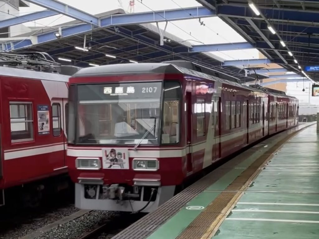 新浜松駅に停車する西鹿島行きの遠州鉄道