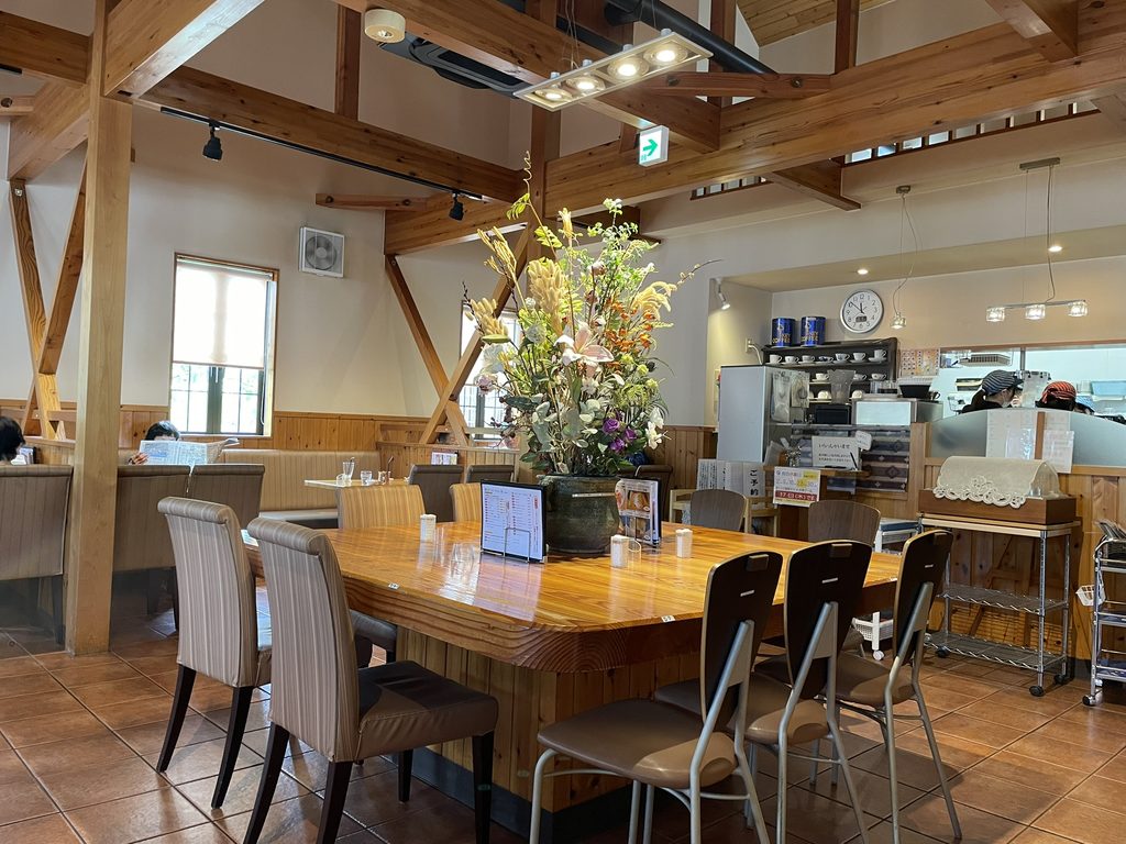 木の温もりを感じるやまざき珈琲店の店内
