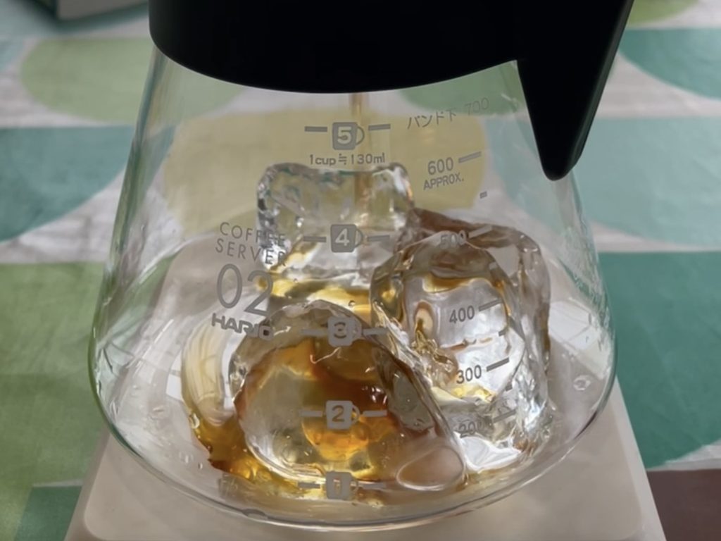 氷を入れたサーバーにコーヒーを抽出する様子