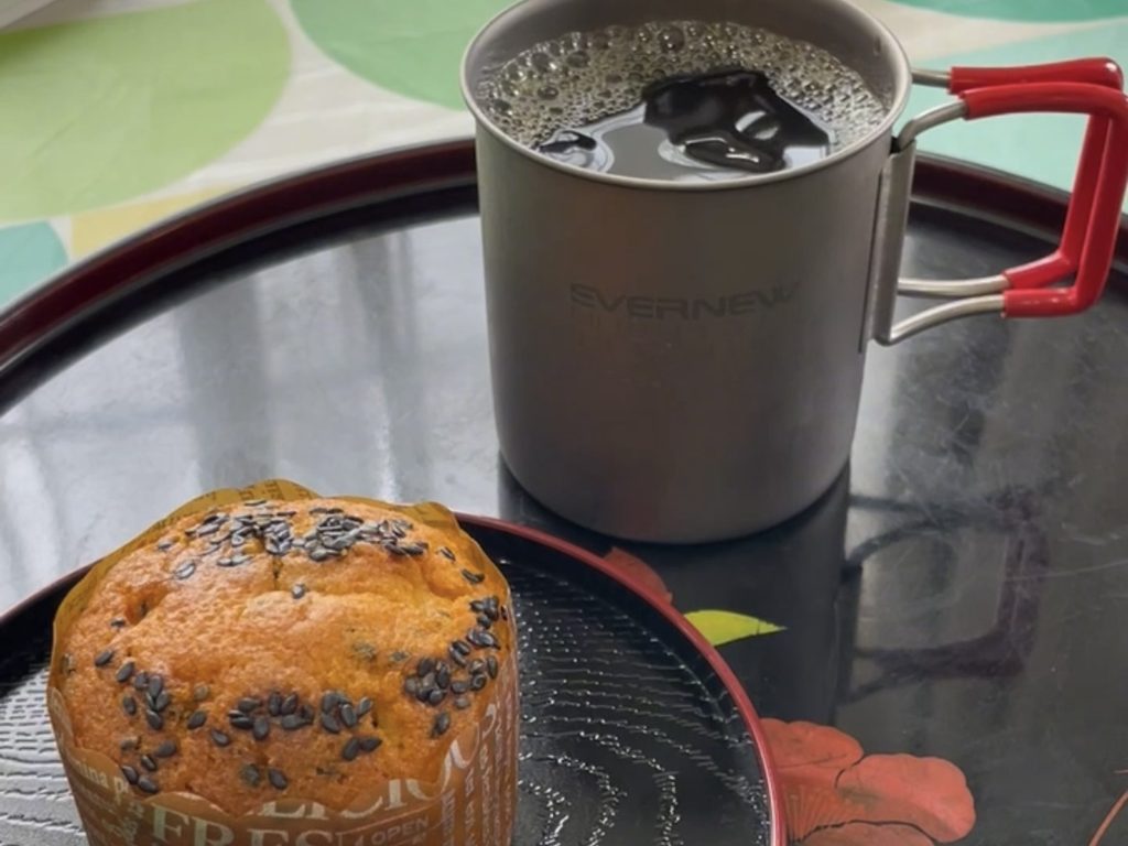 アイスコーヒーとマフィン