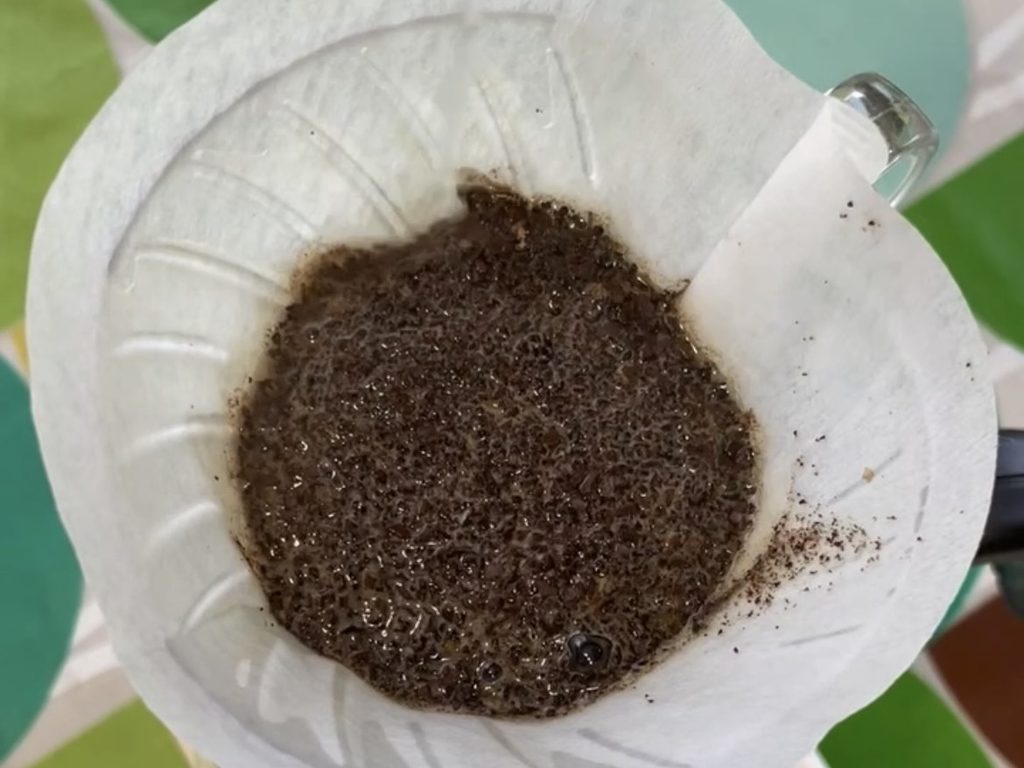 ハンドドリップでコーヒー粉を蒸らしている様子