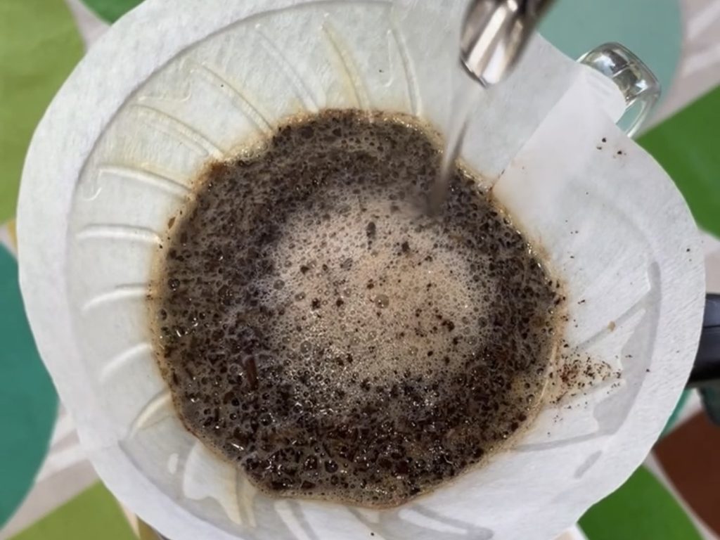 ハンドドリップでコーヒーにお湯を注ぐ様子