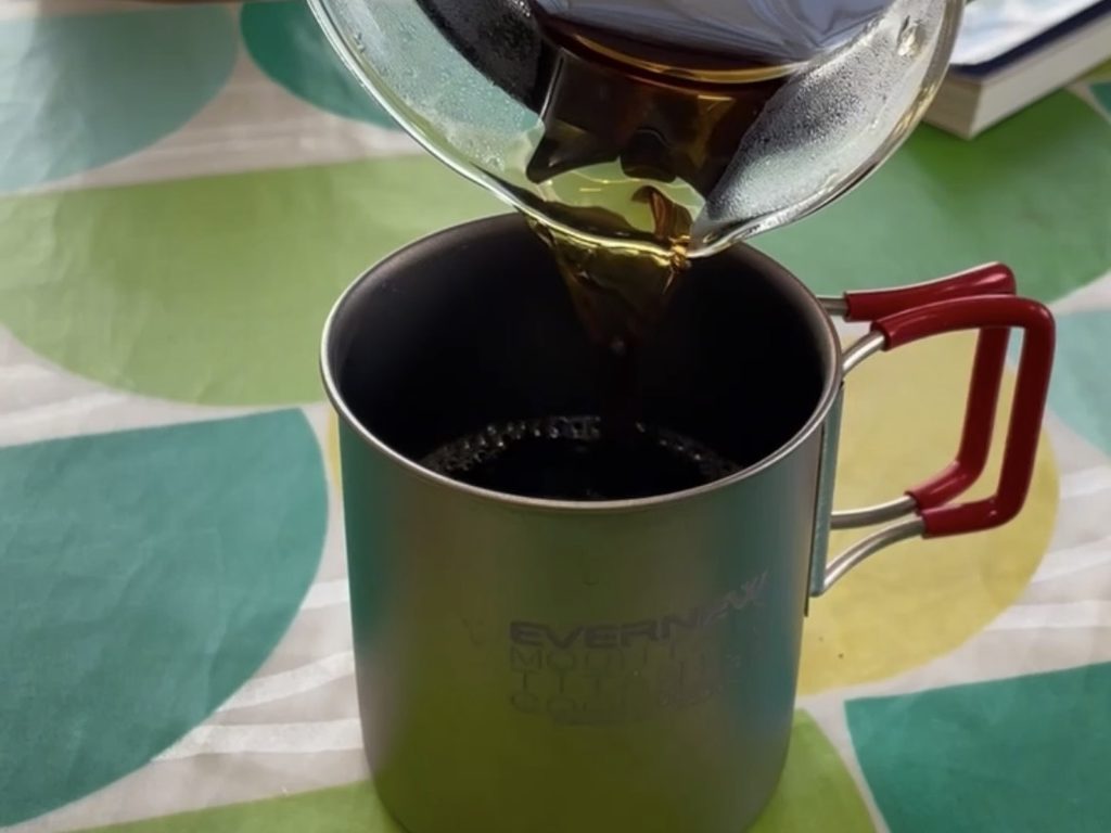 ハンドドリップしたコーヒーをマグカップに注ぐ様子