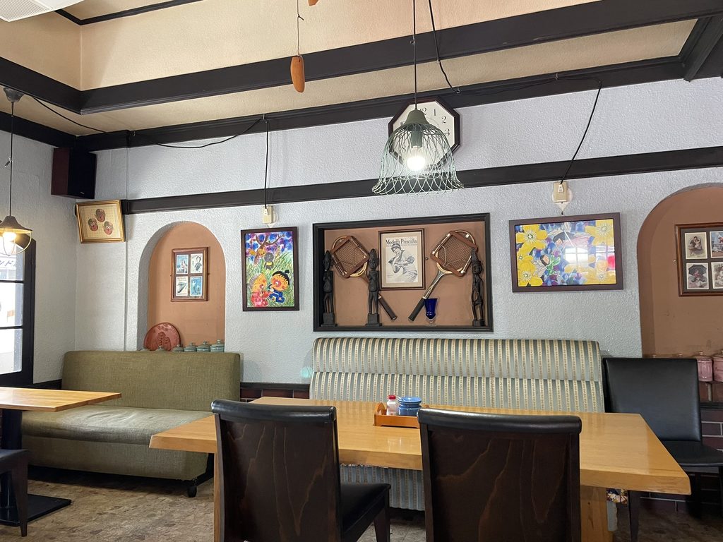 レトロな照明やソファが並ぶママーンカフェの店内