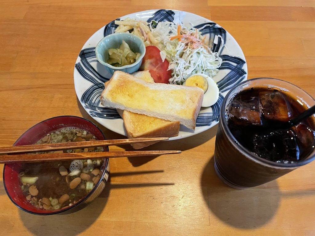 ママーンカフェのアイスコーヒーとモーニングのパン、サラダ、味噌汁