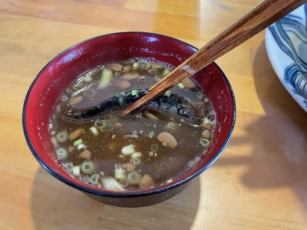 ママーンカフェのモーニングに付いてきた具だくさんの味噌汁