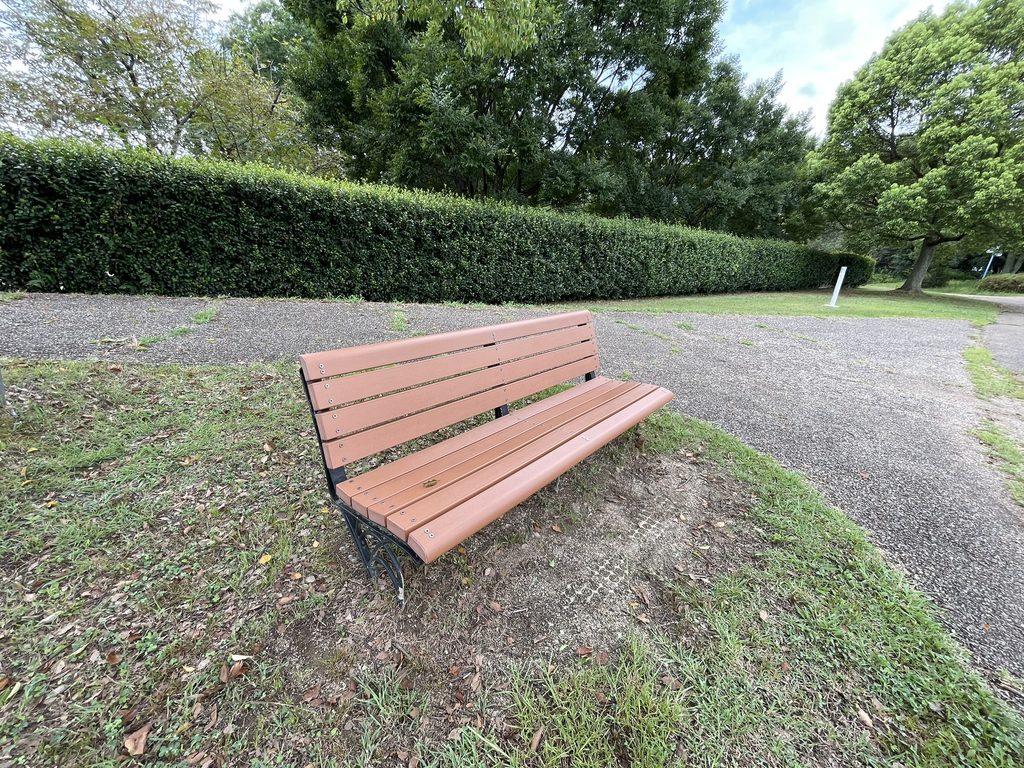 一宮タワー周辺の公園でコーヒーを淹れるために選んだ木陰のベンチ