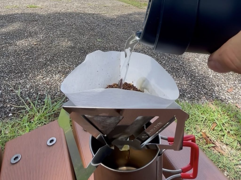一宮タワーを眺めながら公園でハンドドリップする様子