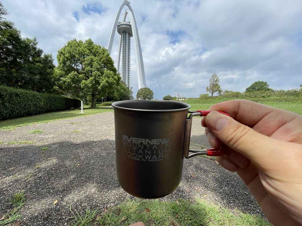一宮タワーを眺めながら公園でコーヒーを楽しむ様子