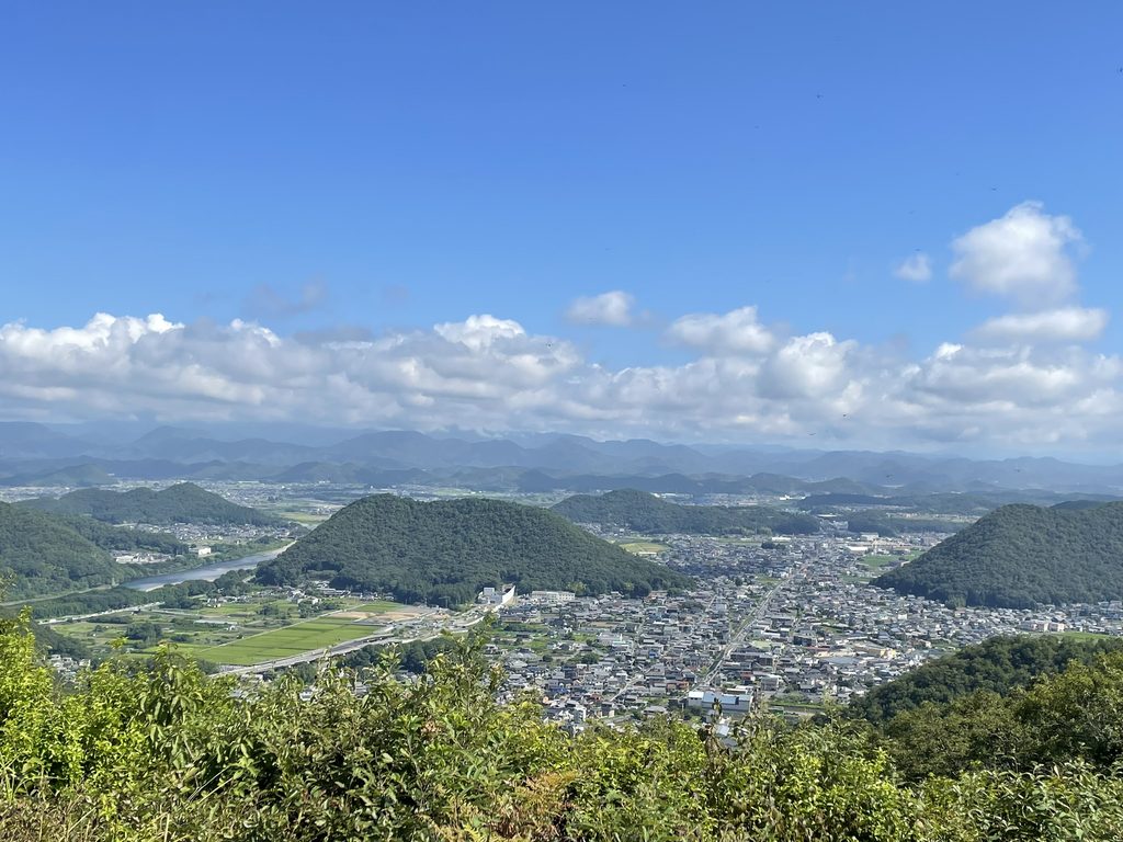 三峰山山頂から見渡す山々と街の景色