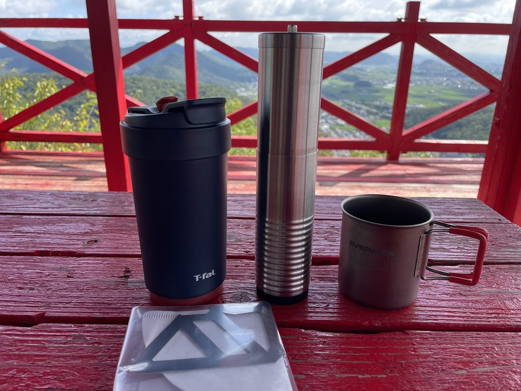 三峰山の展望台に並べたコーヒー道具