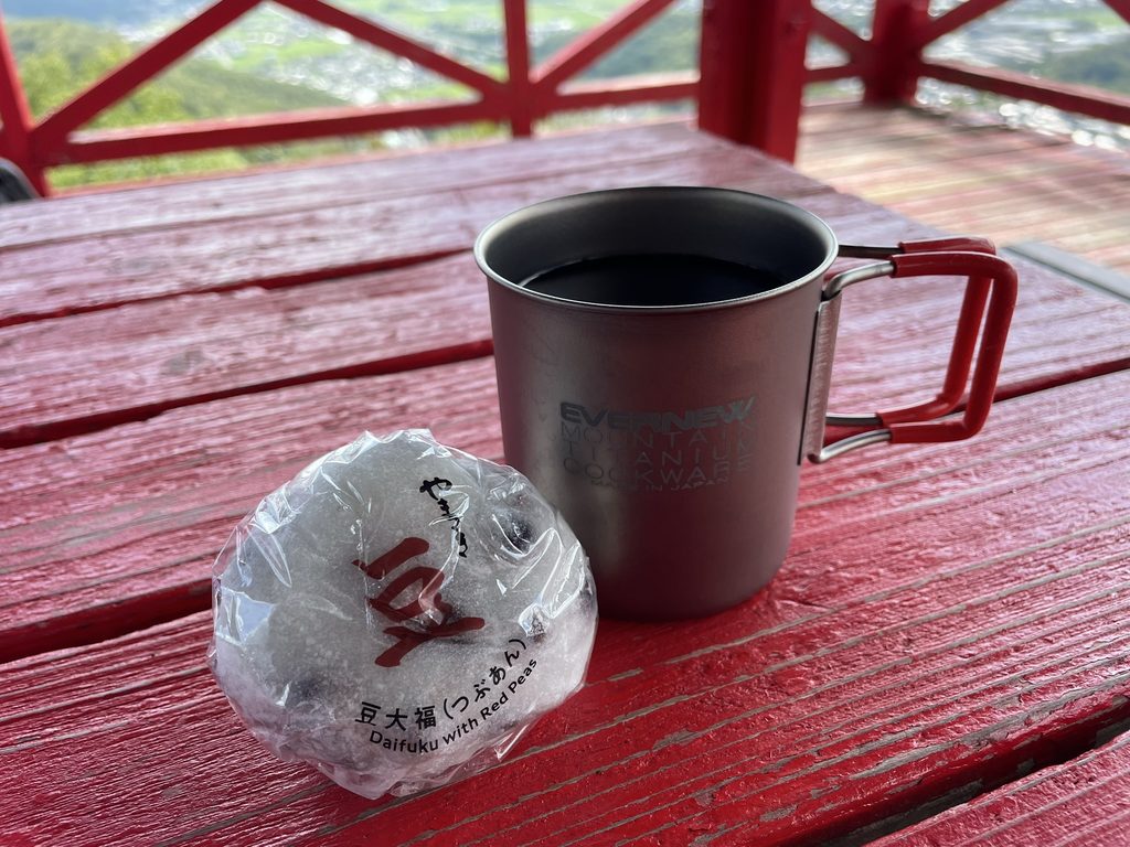 三峰山の展望台で楽しむコーヒーと豆大福
