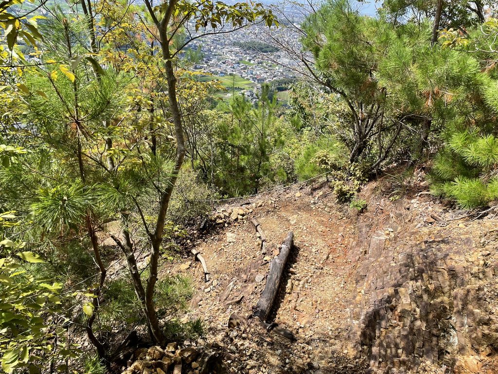 三峰山から中央登山口へ下る登山道