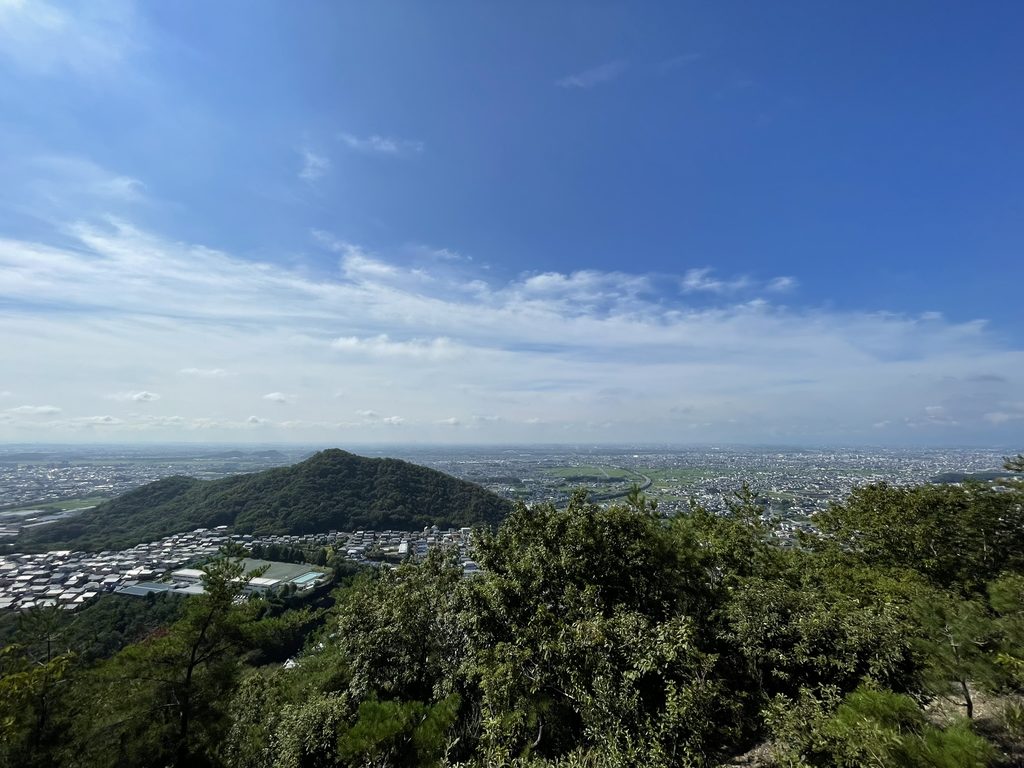 三峰山の展望台から見渡す岐阜方面の景色