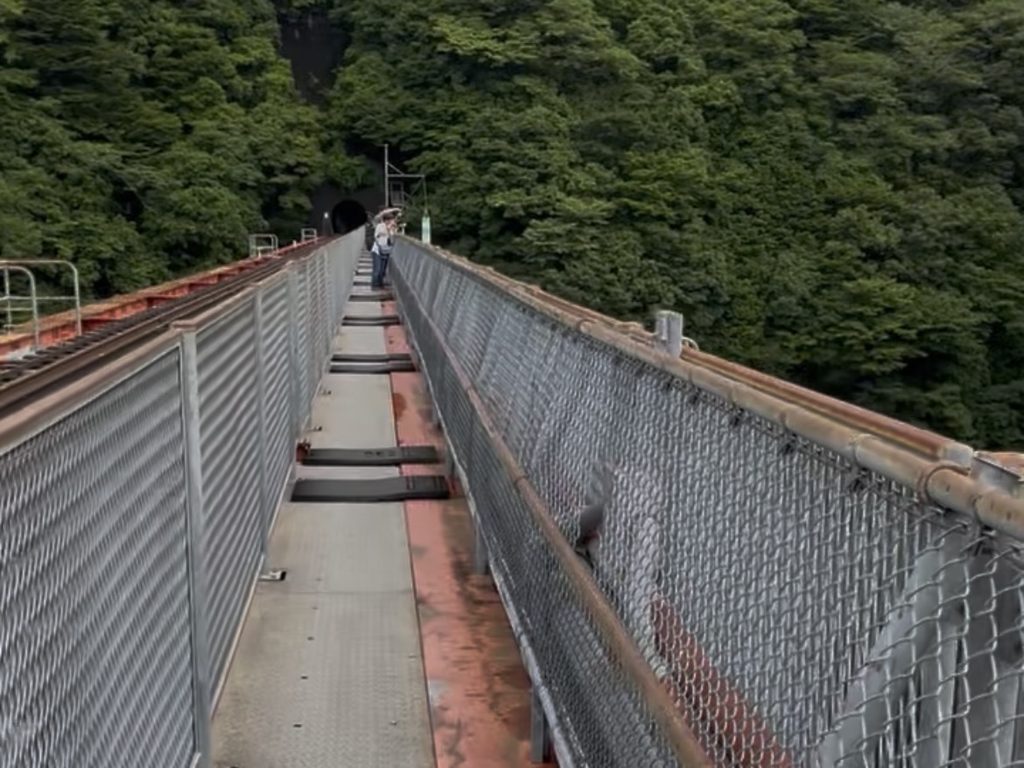 奥大井湖上駅から続く鉄橋脇の歩道