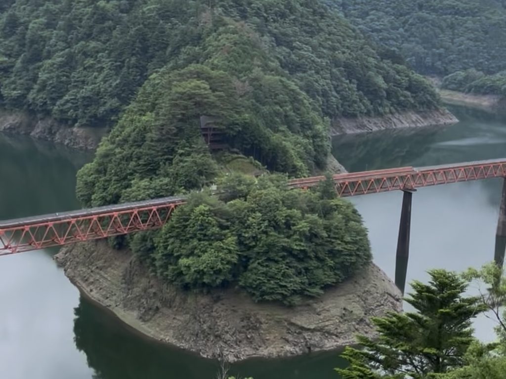 展望スポットから望む奥大井湖上駅と赤い鉄橋