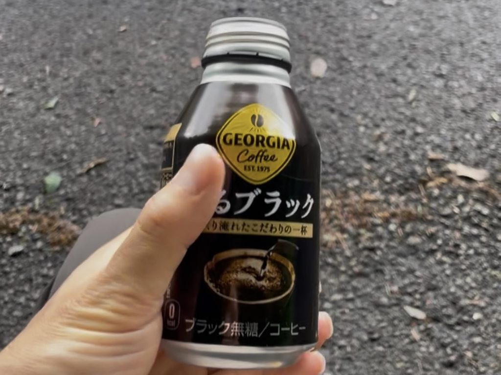 奥大井湖上駅近くのベンチで休憩中に飲んだ缶コーヒー