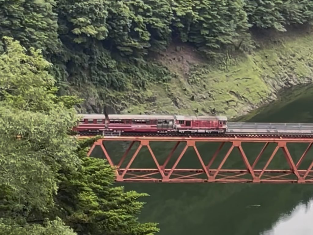 奥大井湖上駅付近の赤い鉄橋を走る井川線の列車