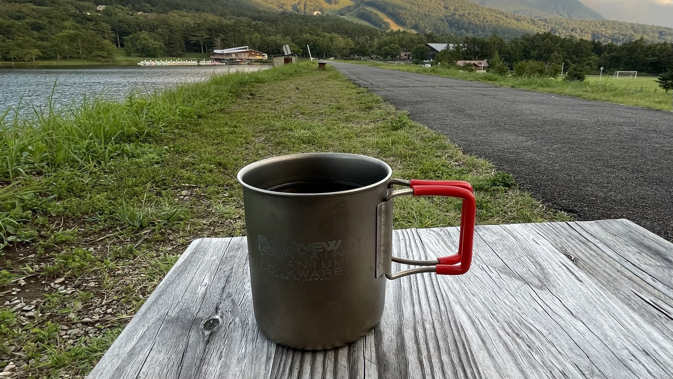 女神湖と山を眺めながら湖畔で楽しむコーヒー