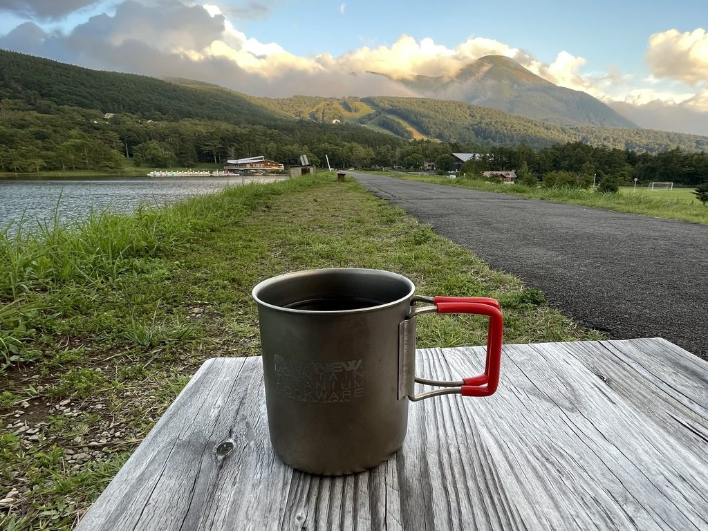女神湖と山を眺めながらベンチで楽しむコーヒー