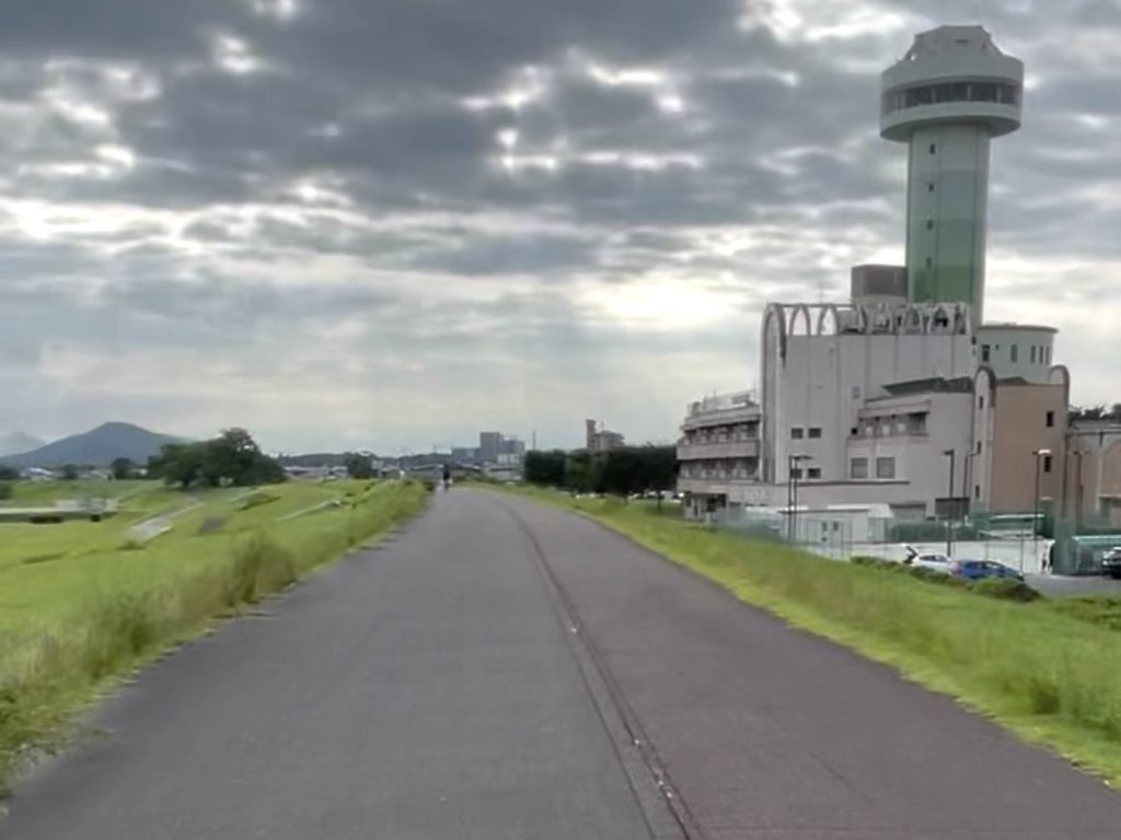 木曽川沿いに続くサイクリングロード