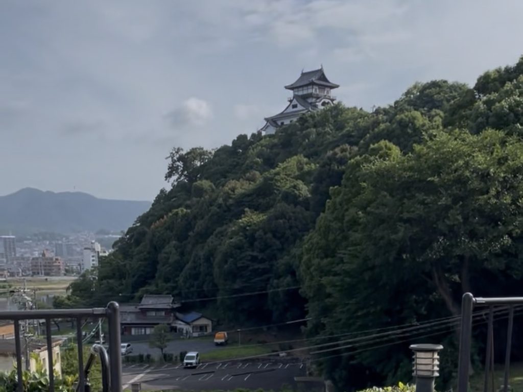 木曽川沿いから望む犬山城