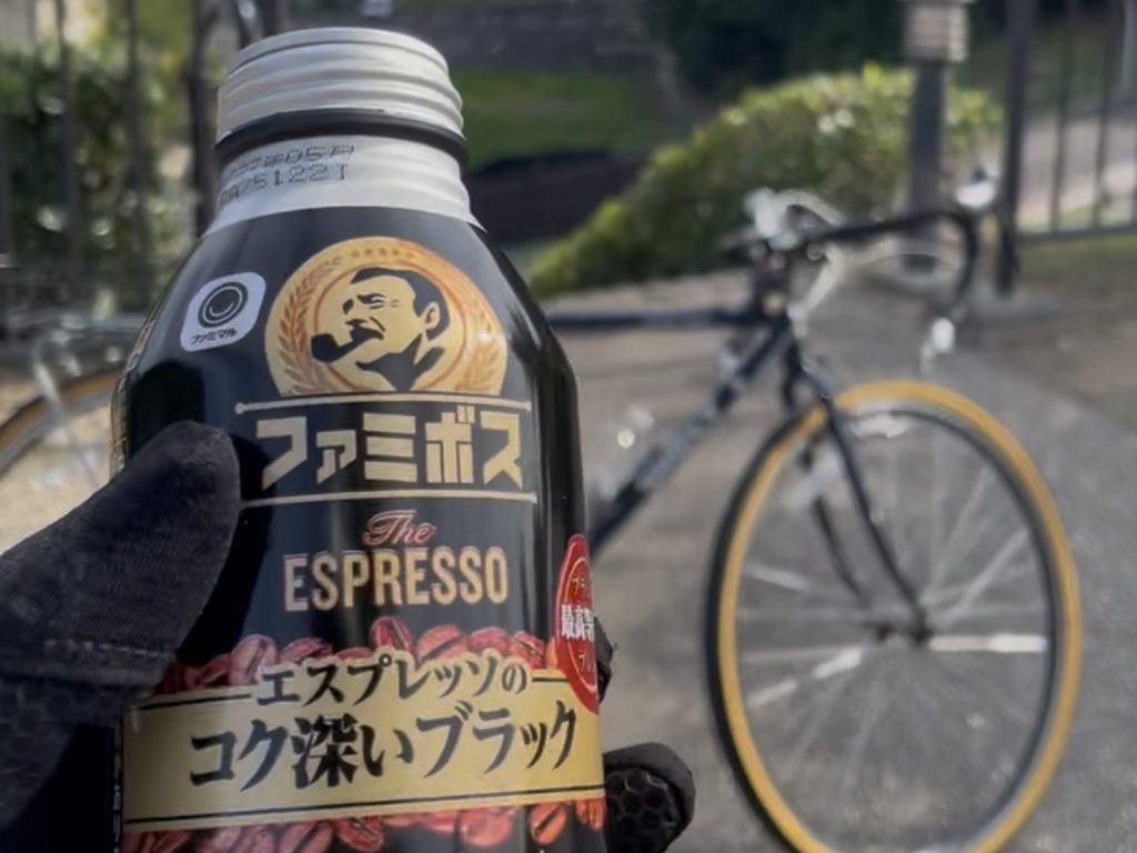 犬山までのサイクリング後に自転車と一緒に飲んだ缶コーヒー