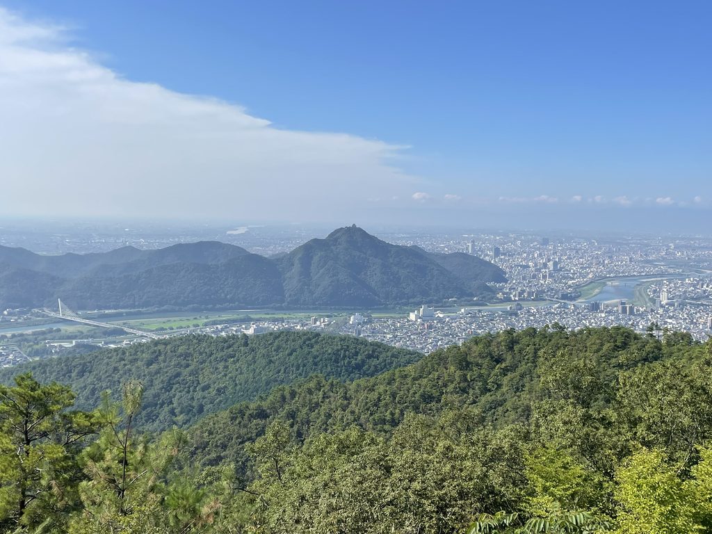 百々ヶ峰山頂から眺める金華山と長良川、岐阜市街