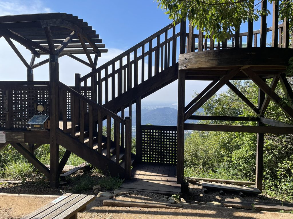 百々ヶ峰山頂の展望台