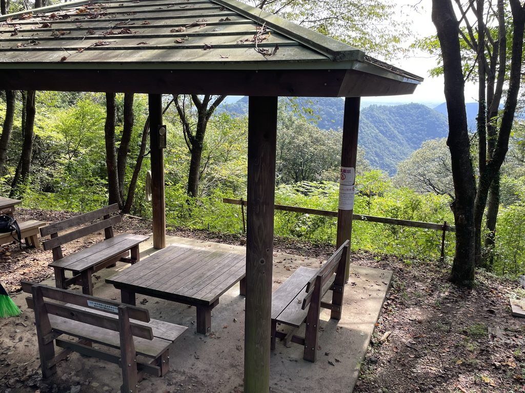 百々ヶ峰山頂近くの休憩所