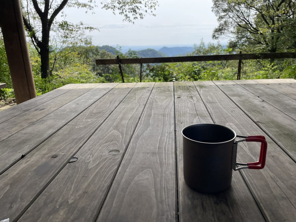 百々ヶ峰の休憩所でコーヒーを淹れる準備