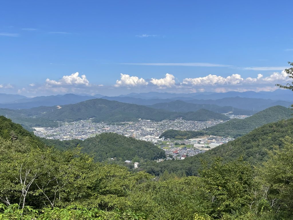 百々ヶ峰の下山途中にある展望場所からの景色