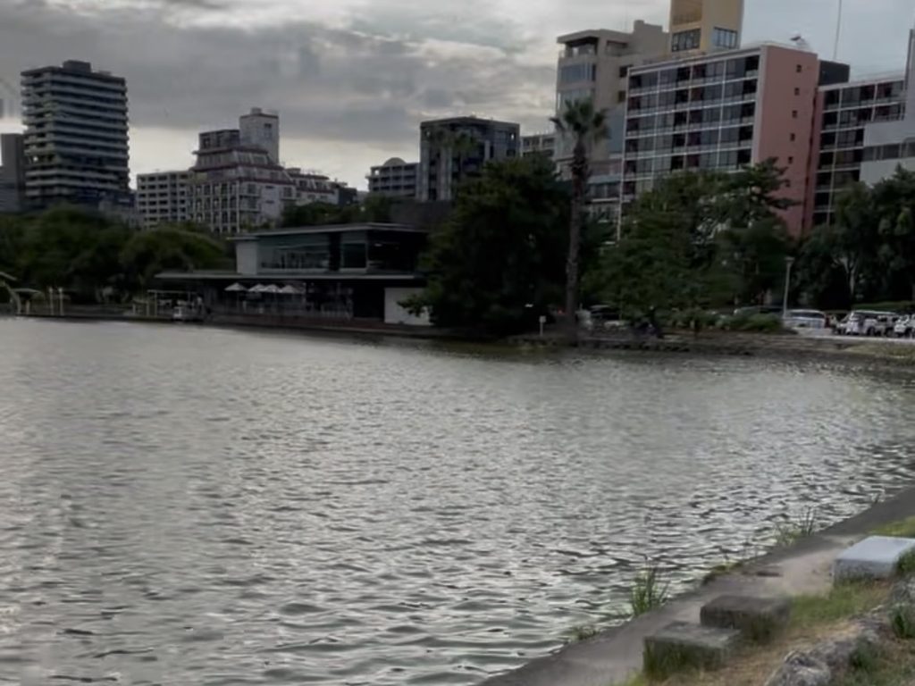 福岡・大濠公園の池と周辺の景色