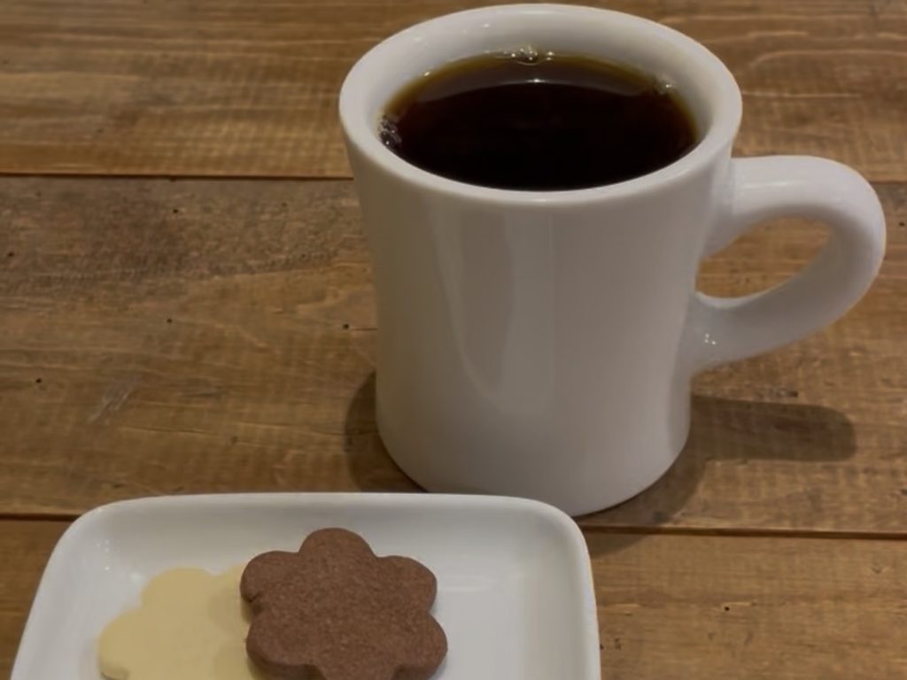 フッコ珈琲で注文したブレンドコーヒーとクッキー