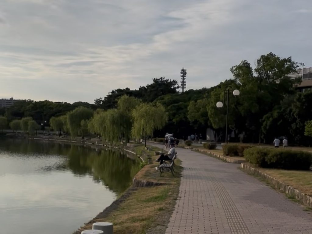 大濠公園の池に沿って続く朝の散歩道