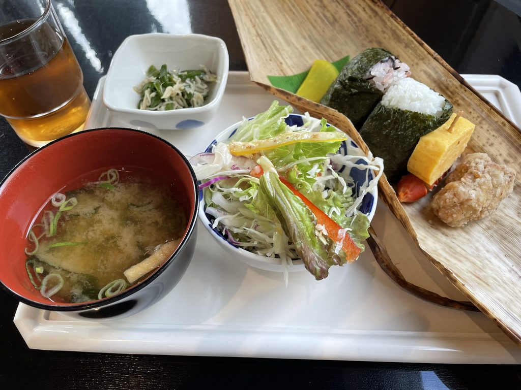 ごはんやみそ汁、サラダなどが並ぶホテルの朝食