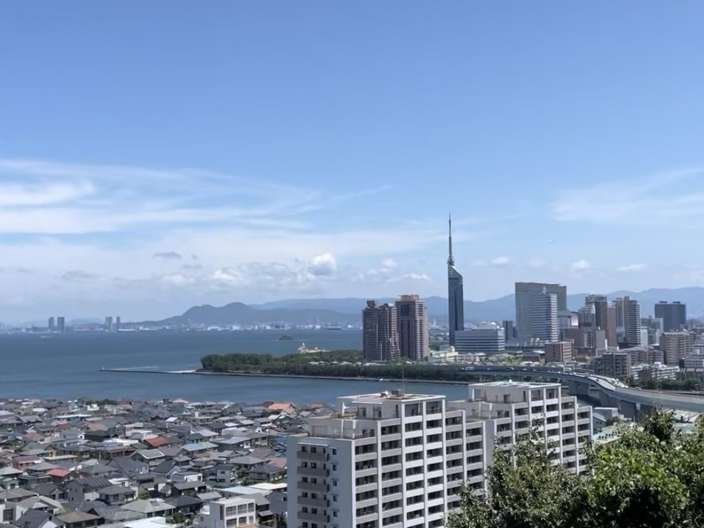 愛宕神社付近の高台から見渡す博多湾と福岡の街並み