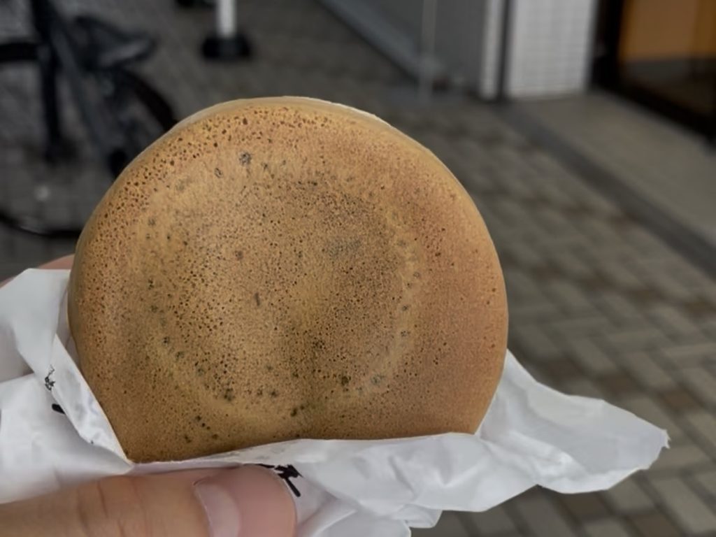 西新の蜂楽饅頭で購入した焼きたての蜂楽饅頭