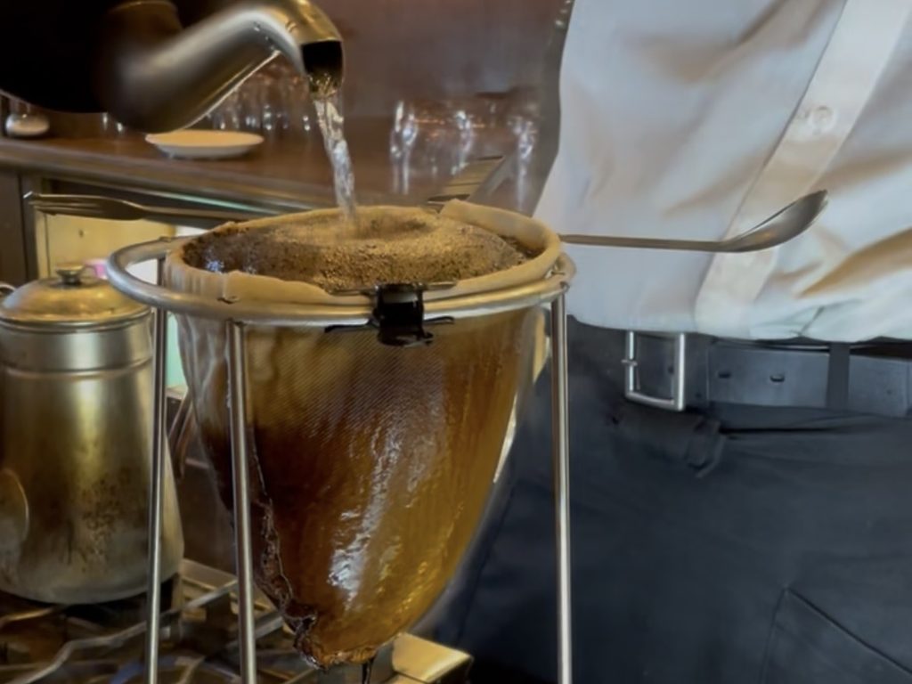 純喫茶 珈琲伊藤でネルドリップする様子
