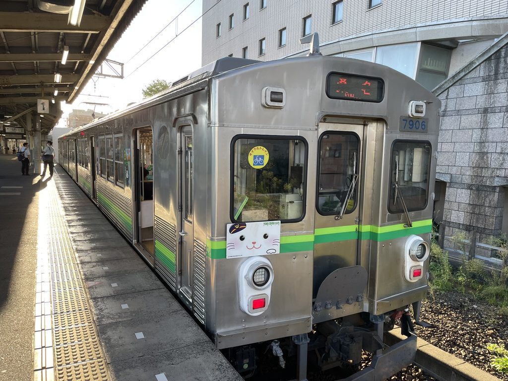 大垣駅のホームに停車する養老鉄道の車両