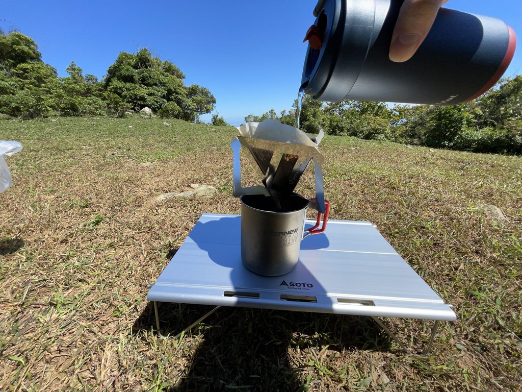 小倉山周辺でコーヒーをドリップする様子