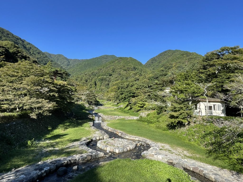 養老公園を流れる川と緑の風景