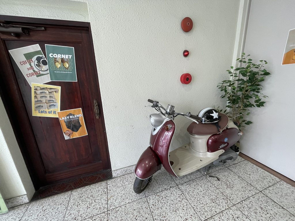 LAZY COFFEEが入る建物内に飾られたバイクとアート