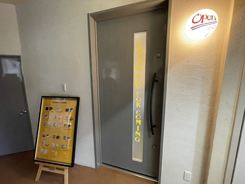 岐阜市のLAZY COFFEEの2階にある店舗入口